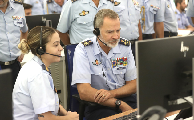 Su Majestad el Rey en la sala de operaciones del Grupo Central de Mando y Control, conversa con el piloto de un F-18 que realizaba un vuelo de instruc